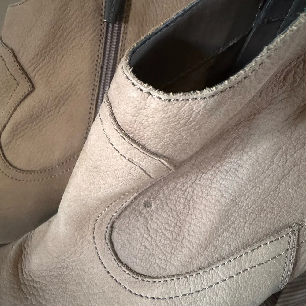 Vince Camuto Hartin Leather Ankle Boots in Taupe Tan with a Blockheel - Picture 11 of 11